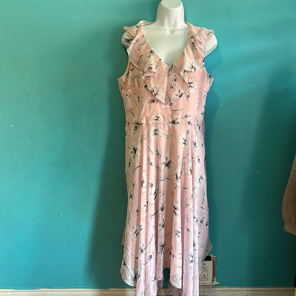 Summer airy floral dress. Side zipper. Great for work/casual.